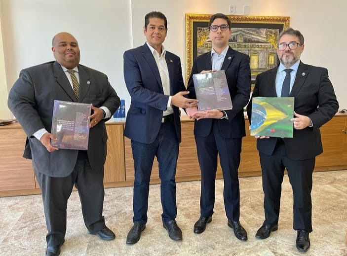Presidente da OAB-AP, Auriney Brito, recebe visita institucional de procuradores da PGE